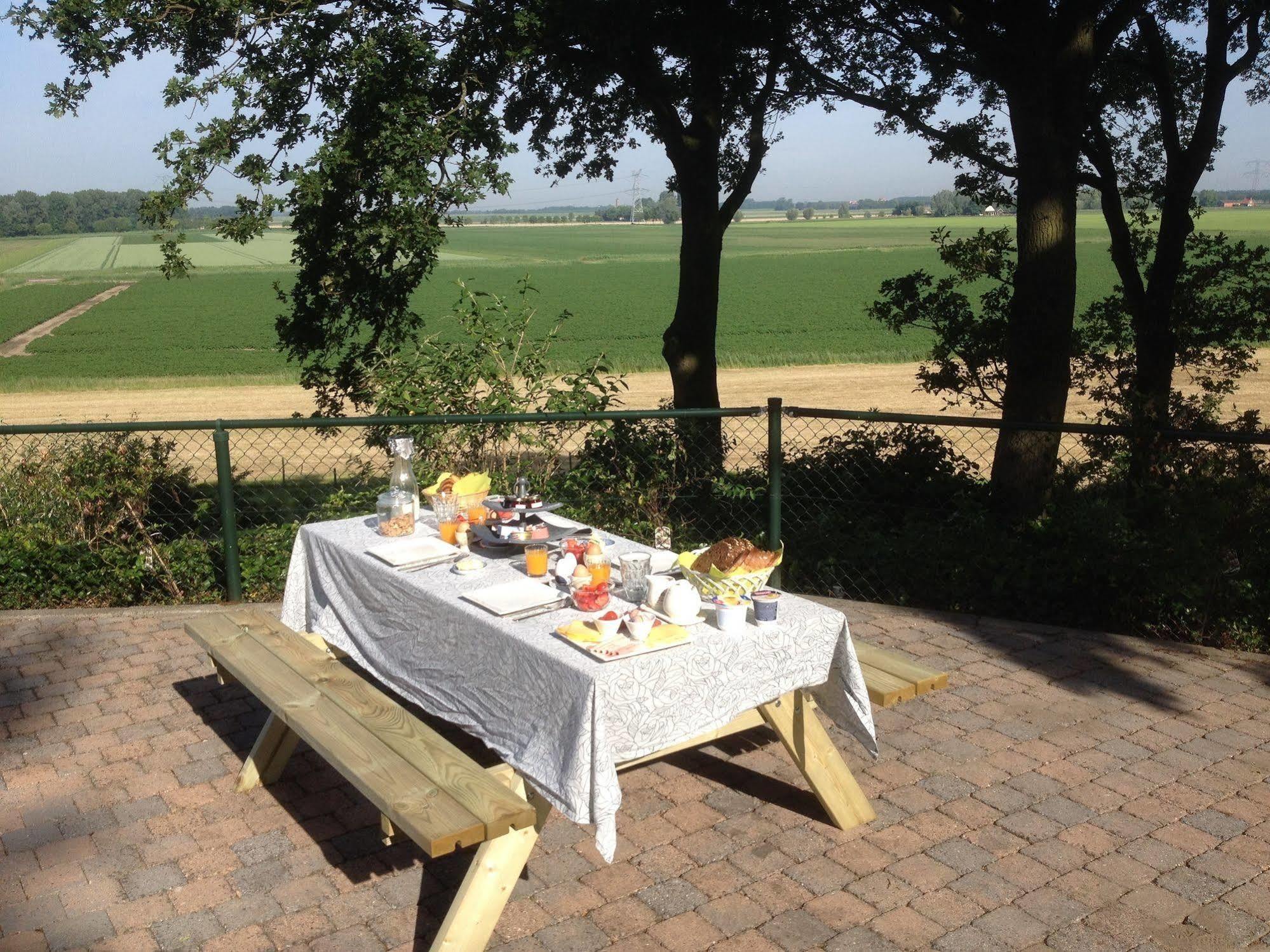 B&B Op De Brabantse Wal Halsteren Bagian luar foto