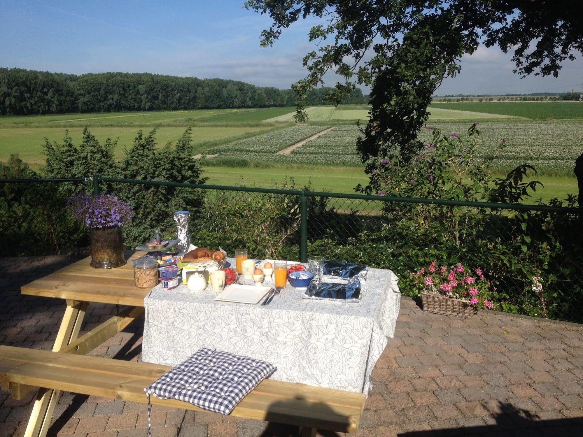 B&B Op De Brabantse Wal Halsteren Bagian luar foto