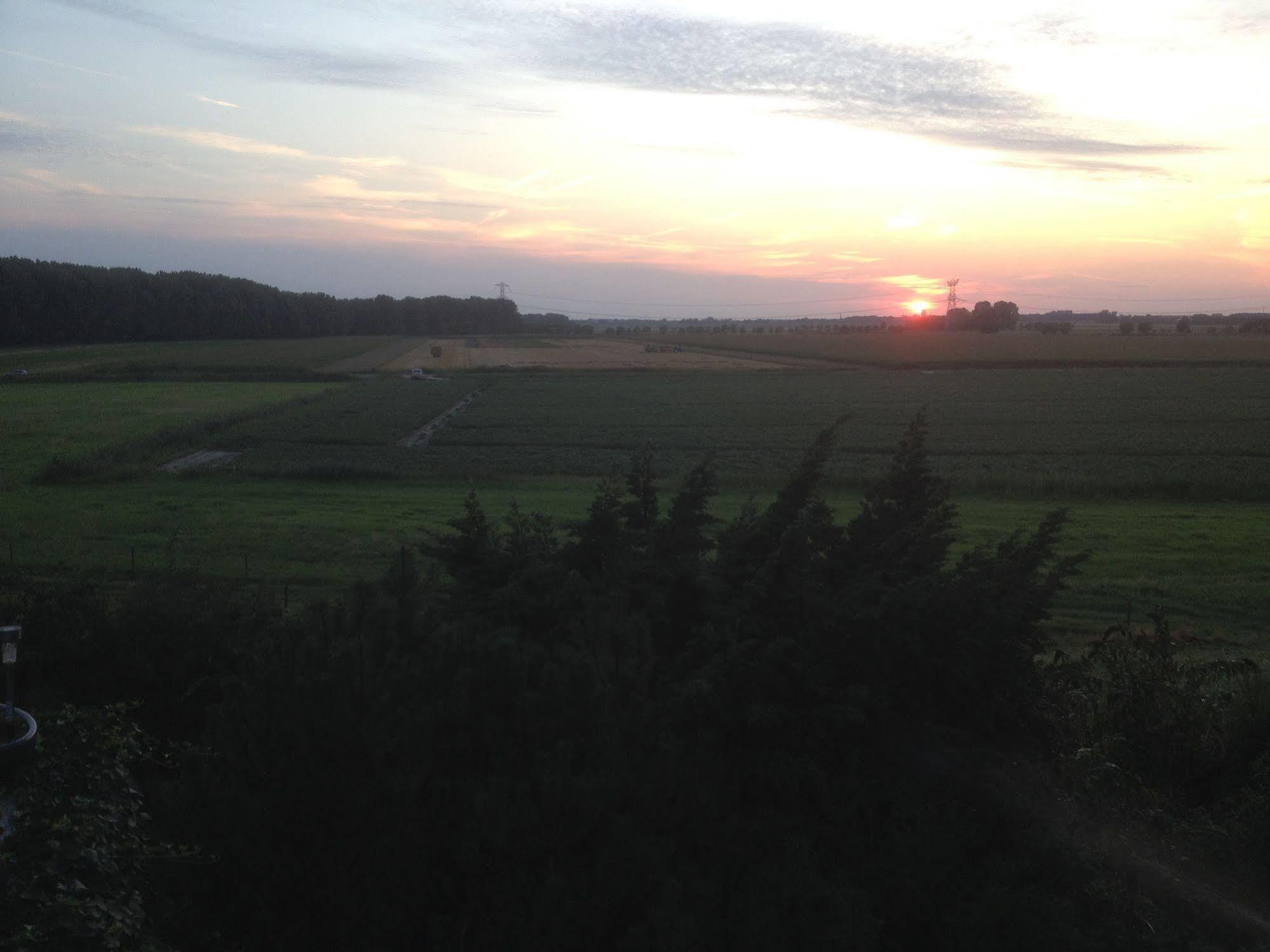 B&B Op De Brabantse Wal Halsteren Bagian luar foto